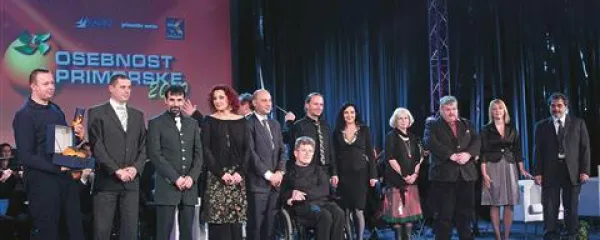 Takole so se lanskoletni finalisti postavili na odru Avditorija za “gasilsko” fotografijo, kajpak v družbi zmagovalca, gasilca Petra Ventina (skrajno levo)