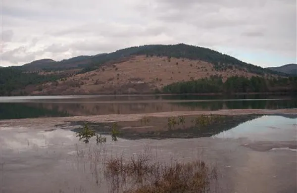 Petelinjsko (na fotografiji)  in Palško jezero  se ob spomladanskih in jesenskih deževjih napolnita z vodo in jo obdržita kar dolgo v poletje oziroma zimo