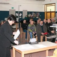 Včeraj je bila v divaški osnovni šoli  živahna razprava predstavnikov ministrstev in Slovenskih železnic z domačini