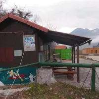 ARSO še vedno ne dovoli, da bi namesto “barake” postavili kajakaški center. Občina in kajakaši pa ne nameravajo vreči puške v koruzo.
