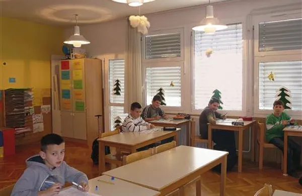 Učenec v ospredju obiskuje četrti razred,   tisti v ozadju   pa petega