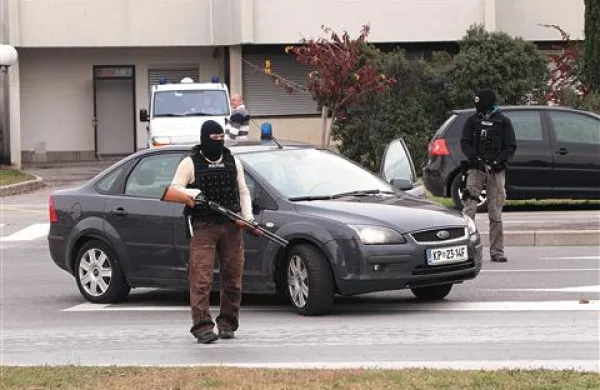 Prevoz mladih Italijanov na sodišče že od prve obravnave spremljajo strogi varnostni ukrepi, ki so jih konec leta policisti zaradi novih indicev, da načrtujeta pobeg iz zapora, še okrepili