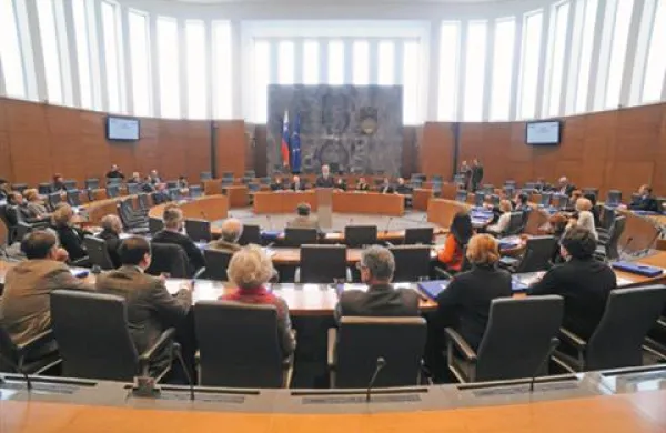 Pogajanja za desnosredinsko vlado se nadaljujejo