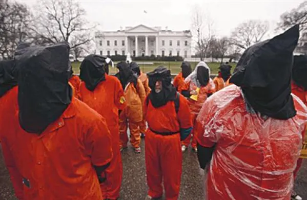 Člani organizacije Amnesty International pred Belo hišo