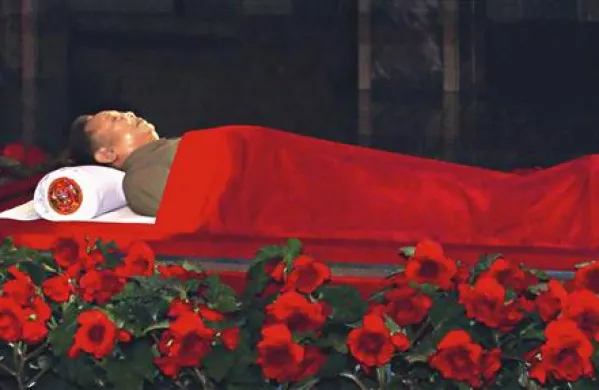Truplo severnokorejskega voditelja Kim Jong Ila bodo balzamirali in postavili na ogled
