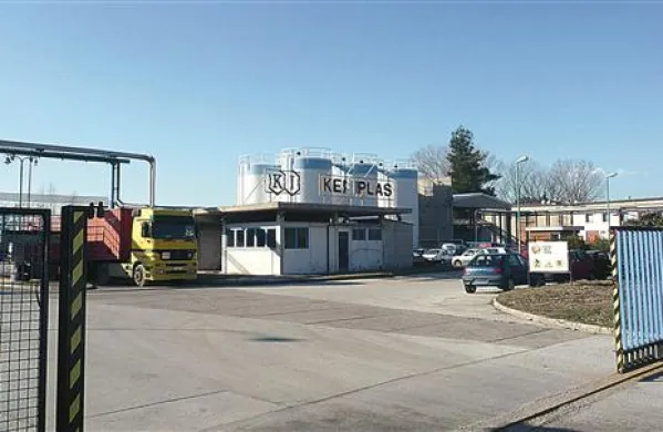 Na Kemiplasovem dvorišču je najprej opaziti tovornjake Neutrona 900, samostojnega podjetja Denisa Družine,  in zasežena vozila koprskega izvršitelja Franka Slavca