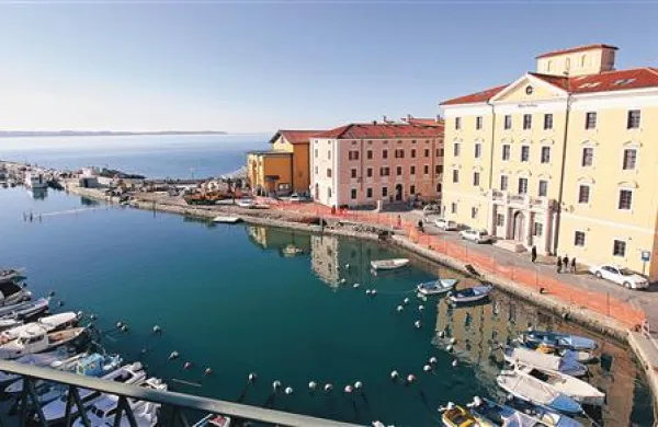 Od ponedeljka, 16. januarja, do konca februarja bo Kidričevo nabrežje pred palačo Trevisini (na fotografiji prva stavba desno) delno zaprto za promet 