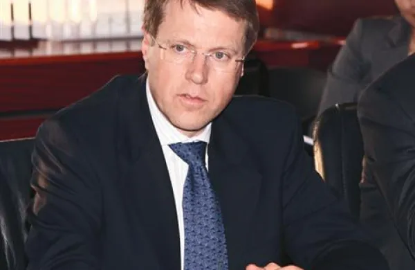 Zunanji minister Samuel Žbogar je bil danes v Bruslju potrjen za posebnega predstavnika EU na Kosovu