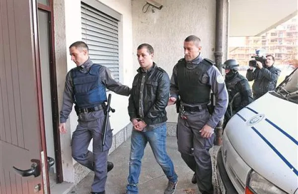 Russo s pravosodnima policistoma, v ozadju pa pripadnik policijske specialne enote