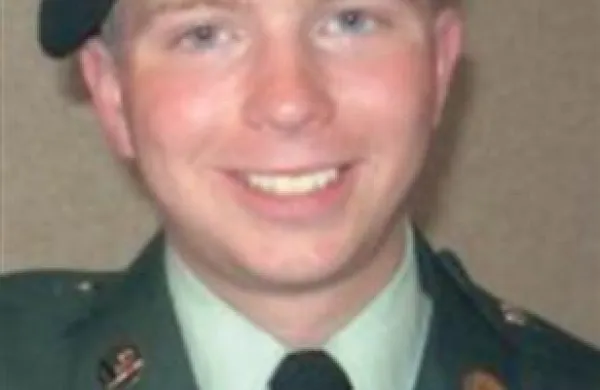 Bradleyju Manningu se zaradi predaje informacij o vojnah v Iraku in Afganistanu ter diplomatskih depeš ameriškega State Departmenta spletni strani Wikileaks obeta sojenje pred vojaškim sodiščem