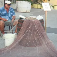 Če se ne bomo trudili ohraniti ribiške tradicije, bodo prizori krpanja ribiških mrež kmalu zamrli