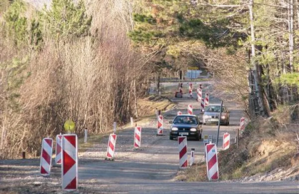 Odsek regionalne ceste, ki ga je poškodoval plaz Znosence - kdo koga vleče za nos? 