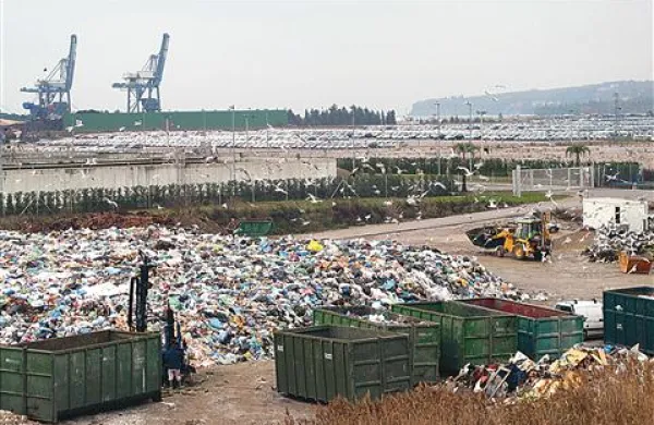 Kup odpadkov na Srminu se te dni zlagoma zmanjšuje