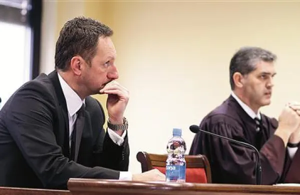 Borisu Popoviču (desno njegov odvetnik Branko Gvozdić) je petek 13. prinesel še eno obsodilno sodbo