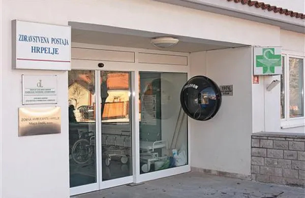 Kraška pobuda, da bi občasno dežurali tudi v Hrpeljah, ni padla na plodna tla. A kot pravijo v ZD Sežana, bodo kljub vsemu   skušali ohraniti  redno delo ob sobotah, saj je   to boljše za paciente. “Če ne bo šlo, se  bomo pa morali prilagoditi,”  pravi Ljubislava Škibin. V ZD  Postojna in ZD Ilirska Bistrica bodo   redno delo ob sobotah ukinili,  sta potrdila direktorja  obeh zavodov Irena Vatovec Podlogar in Vojko Mihelj.
