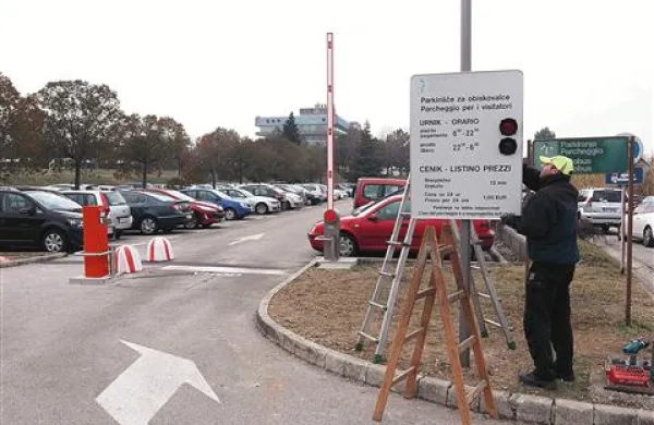 S ponedeljkom v SBI uvajajo plačevanje parkiranja najprej na spodnjih dveh parkiriščih pred bolnišnico, od 1. marca pa bodo plačljiva prav vsa