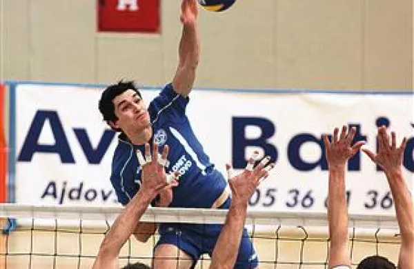Salonitov Janko Bregant je proti koncu tekme rešetal obrambo Go Volleya (v skoku)