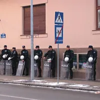 V Vršcu je bila na vsakem križišču do zob oborožena četa policistov