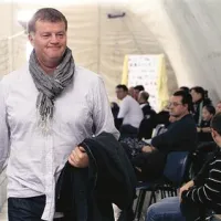 Temperamentnega hrvaškega trenerja sodniki  včasih preselijo med gledalce, kot se je to zgodilo na lanski domači tekmi z reškim Primorjem (na fotografiji). Vaterpolski lisjak  ve, da  je ta davek treba plačati in da pritisk na sodnike včasih zaleže.  