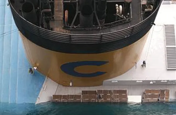 Reševalci pregledujejo vrh prevrnjene ladje Costa Concordia 