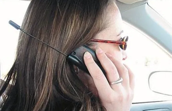 Policisti bodo poostreno nadzorovali uporabo mobilnih telefonov v avtomobilih