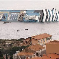 Costa Concordia je zaradi človeške napake nasedla na čereh pred  otokom Giglio 