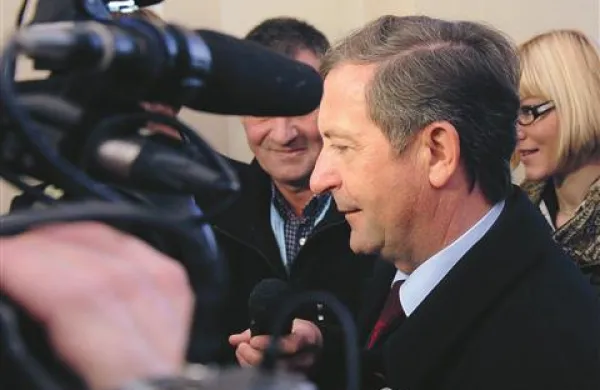 Erjavec pravi, da ni ne desni ne levi, temveč sredinski