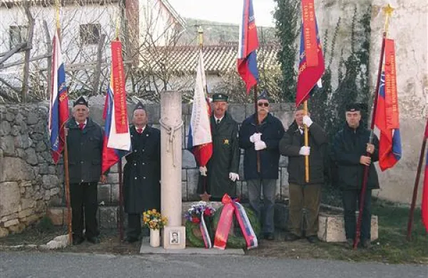 S polaganjem venca in zastavami so se  poklonili Marjanu Štoki  