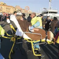 Med preživelimi so našteli 64 ranjenih potnikov 