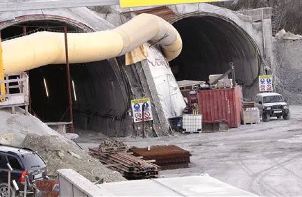 Napihnjena cev, po kateri v predor spuščajo zrak, potrjuje, da se  dela tam nadaljujejo