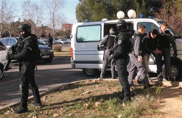Prevoz obeh pripornikov so spremljali tudi oboroženi in zamaskirani pripadniki specialne enote. Zambetti se je ob izstopanju iz kombija nerodno spotaknil.