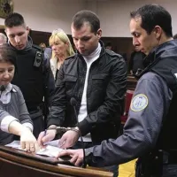Eugenio Russo, ki ga je senat obsodil na 15 let zapora, podpisuje sklep o podaljšanju pripora