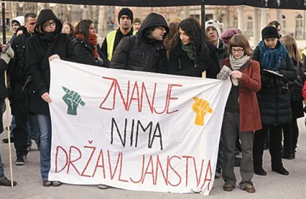 Protestniki so želeli opozoriti na tuje študente, ki jim je država v okviru nove socialne zakonodaje ukinila državno štipendijo