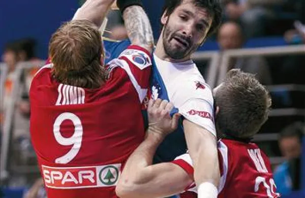 Norveška obramba (levo je Borne Lund) je v ponedeljek dobro zaustavila prvega levega zunanjega slovenskega moštva Davida Špilerja