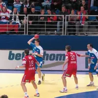 Sebastian Skube (z žogo) je ob Urošu Zormanu dobro vodil slovenske napade. Desno je Peter Pucelj. 