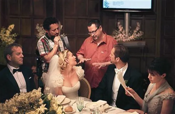 Lars von Trier (tretji z desne)  na filmskem setu Melanholije