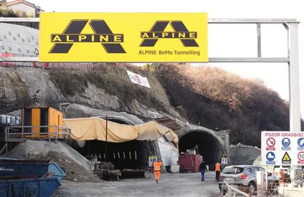 Čeprav je Alpine Bau  uspel prvi veliki met, preboj desne  predorske cevi, pogled od zunaj tega ni razkrival