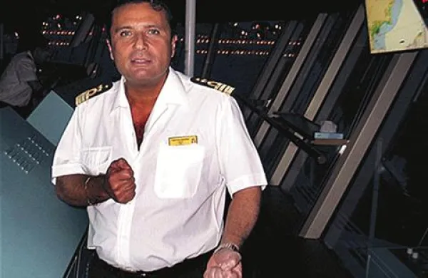 Francesco Schettino je obtožen nenaklepnega umora iz malomarnosti, potopitve in zapustitve ladje, za kar mu grozi do 15 let zapora