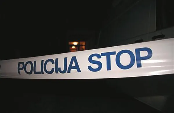 V apartmaju v naselju Hudinja pod Roglo so v torek pozno popoldne odkrili trupla treh mladih moških. Fotografija je simbolična.