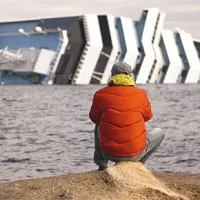 Reševalci, ki iščejo pogrešane po petkovi nesreči luksuzne potniške ladje Costa Concordia, so danes prekinili delo, ker se je ladja spet premaknila
