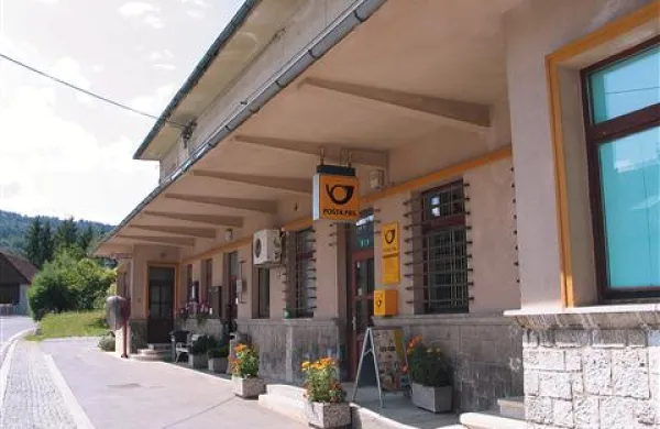Roparji iz pošte v Planini (na fotografiji) julija 2010 odnesli nekaj manj kot 5000 evrov, oktobra istega leta pa iz črnokalske pošte le 570 evrov, a naj bi pri tem Tomislav Mihajlović poštarico hudo poškodoval po glavi 