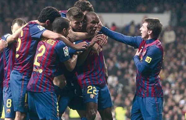 Katalonski nogometni velikan Barcelona je na prvi tekmi četrtfinala španskega kraljevega pokala v Madridu premagal Real z 2:1