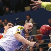 Pol poškodovani Ivano Balić (ob njem je Matej Gaber) je igral, kolikor je bilo potrebno