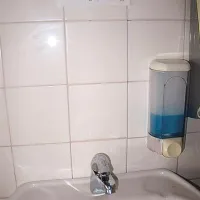 Voda v  šoli je neuporabna za pitje, zato so na vseh pipah opozorila 