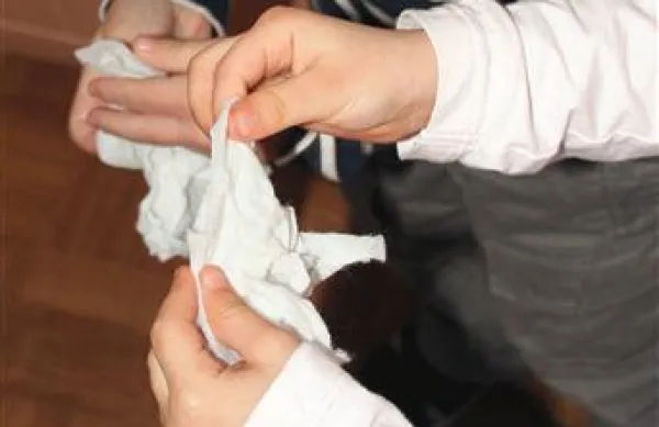 V vrtcu skrbijo za čistočo rok z  vlažilnimi robčki, razkužili in ustekleničeno vodo