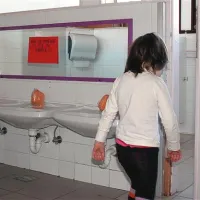 Voda ni primerna za pitje in umivanja, opozarja napis na ogledalu v sanitarijah postojnskega vrtca 