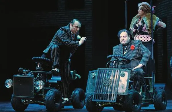 Jernej Šugman kot Arturo Ui, ob njem Bojan Emeršič v vlogi Ernesta Rome in Vanja Plut, ki bo nastopila kot gangsterka Dockdaisy