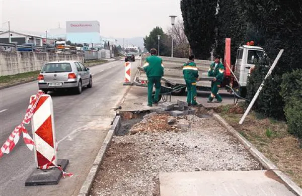 Ker so cevi mestoma zalite s cementom, morajo zamašene odseke  rezkati