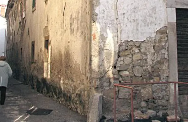 Stavba v Stritarjevi ulici je v obupnem stanju: občina bi jo rušila, strokovnjaki pa vztrajajo pri obnovi