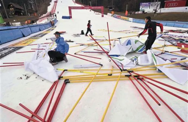 Mariborčani so vse potrebno s svojega  snežnega stadiona petič prenesli v Kranjsko Goro